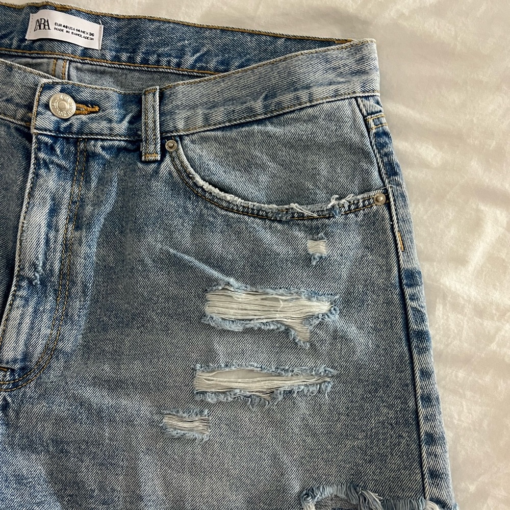Zara Denim Women’s high rise distressed shorts 14